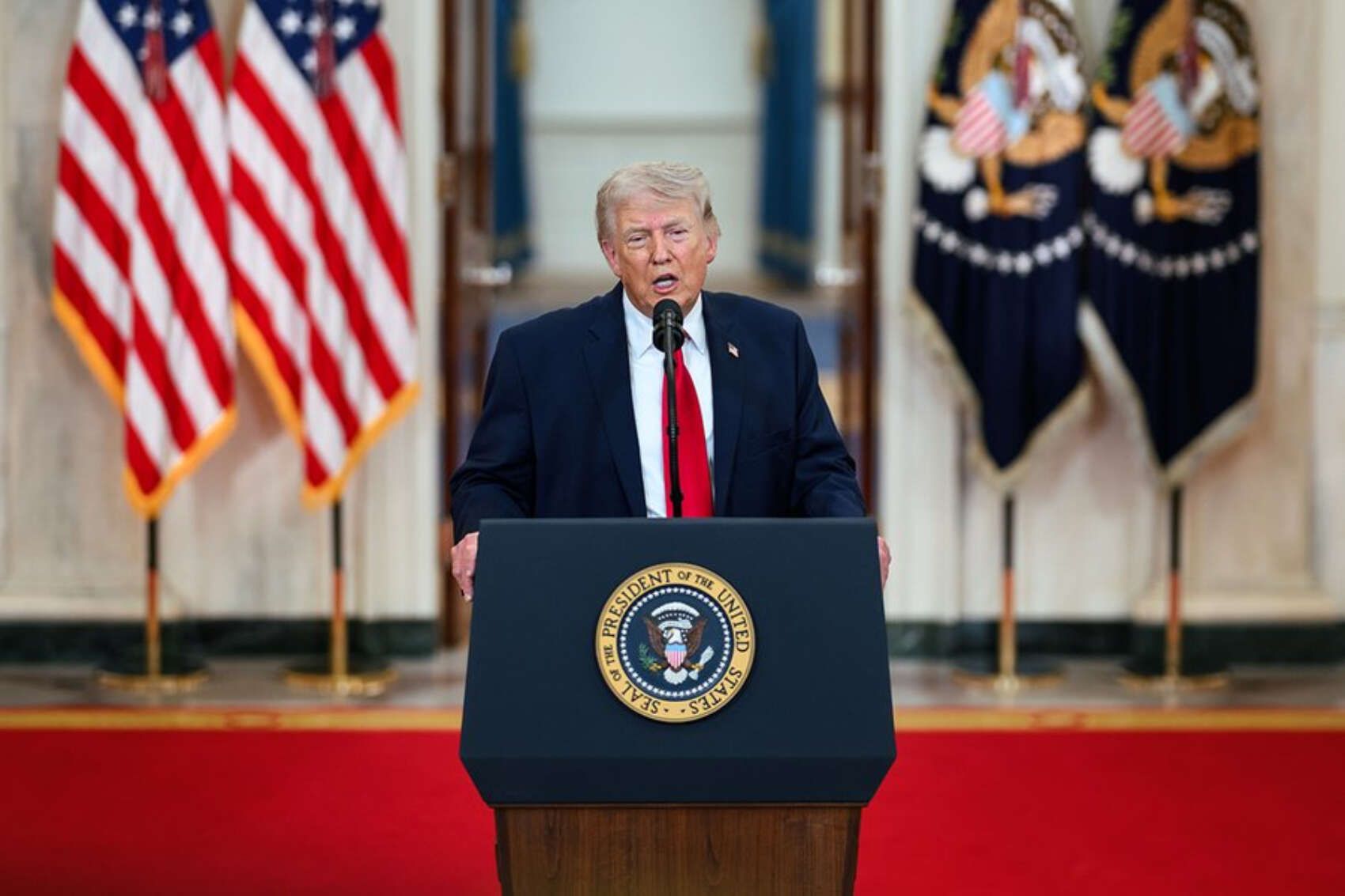 Trump eleva el tono contra Madrid y Roma y cuestiona el papel de los aliados europeos
