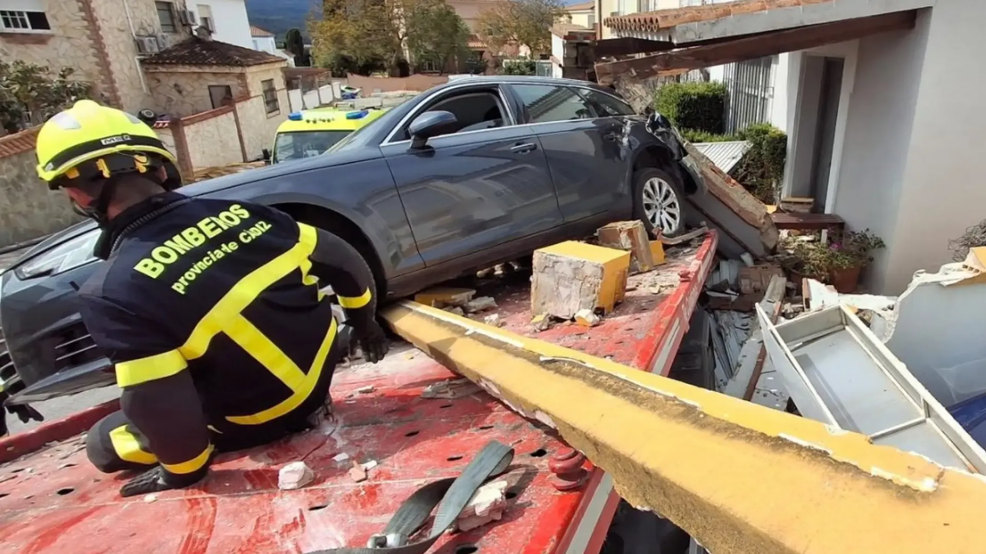 Espectacular accidente en Los Barrios (Cádiz): una grúa cargada con un coche se estampa contra una casa