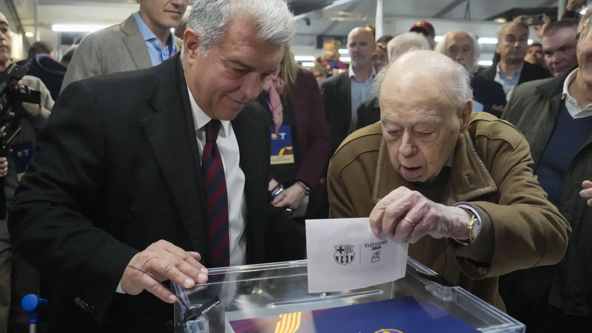 Jordi Pujol reaparece junto a Joan Laporta para votar en las elecciones del Barça