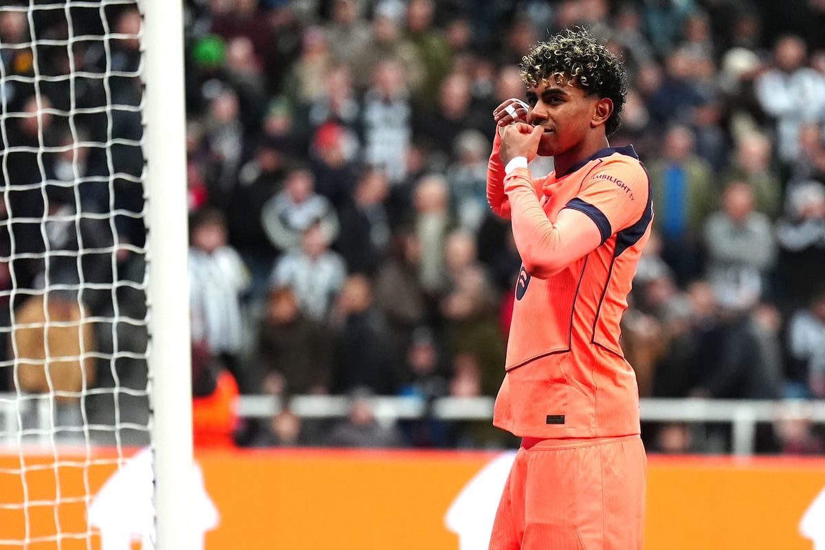 Hansi Flick cuida a Lamine Yamal