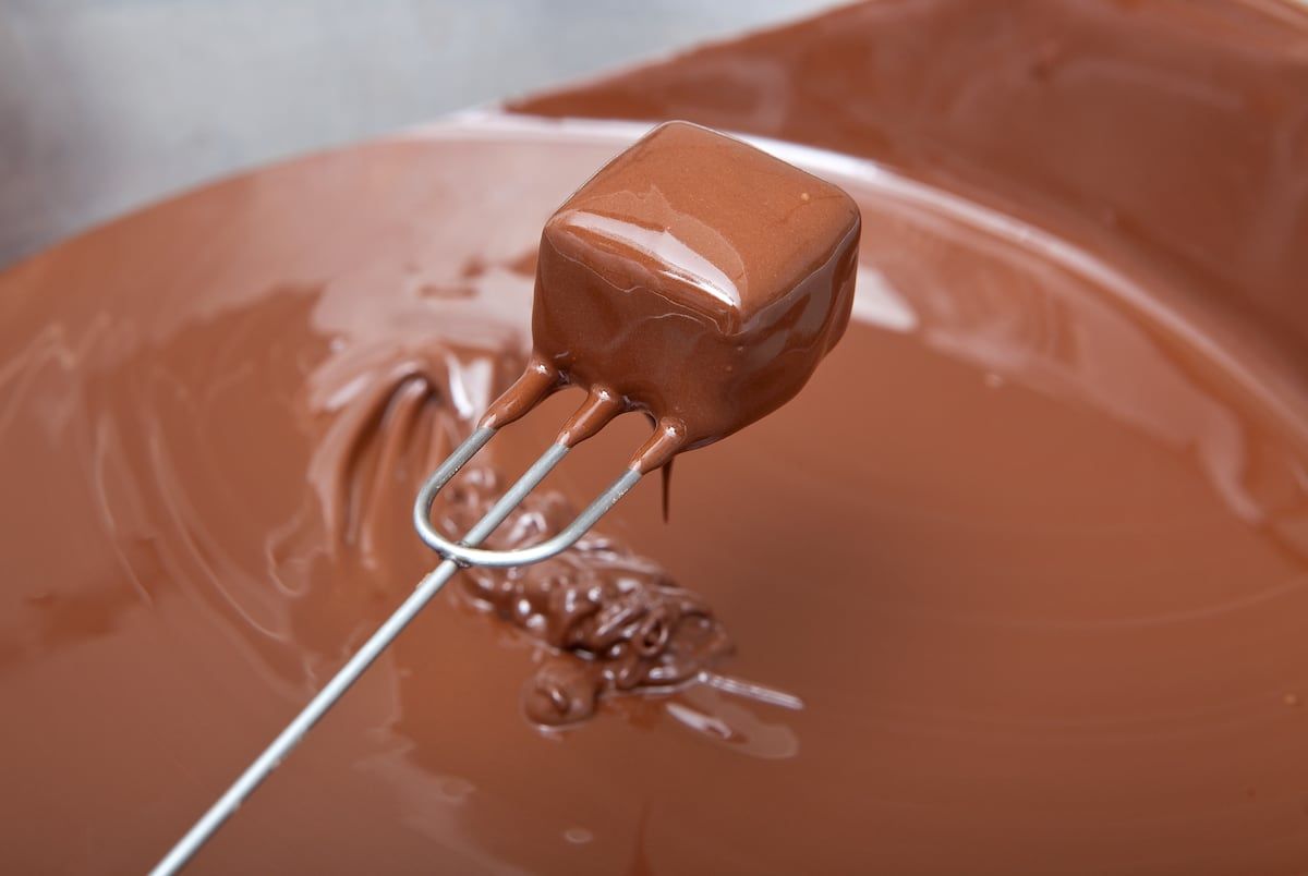 Un pueblo vasco elabora chocolate con un molino de piedra desde 1850