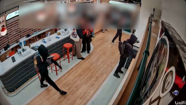 Una cámara graba 'el robo del siglo': se llevan más de 100.000 dólares en cartas Pokémon con la tienda llena